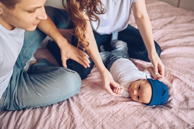 Bouchent Le Portrait D Un Heureux Parents Tenant Leur Bebe Jeune Famille Heureuse Maman Et Papa Jouant Avec Mignon Petit Fils Nouveau Ne Emotionnel Dans La Chambre Photo Premium