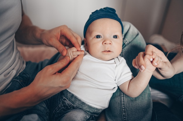 Bouchent Le Portrait D Un Heureux Parents Tenant Leur Bebe Jeune Famille Heureuse Maman Et Papa Jouant Avec Mignon Petit Fils Nouveau Ne Emotionnel Dans La Chambre Photo Premium