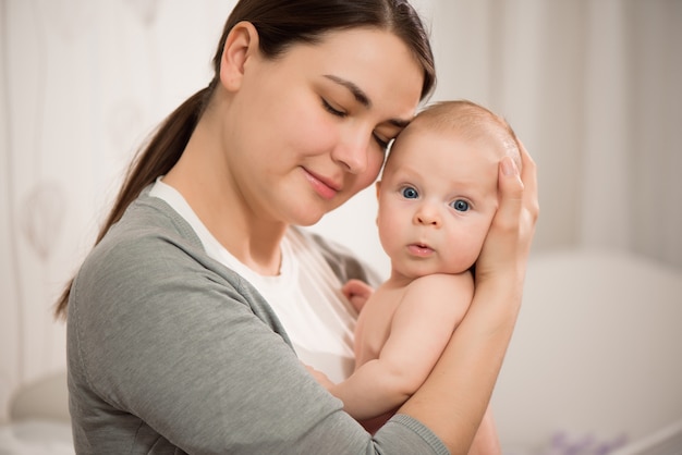 Bouchent Le Portrait De La Mere Et Son Bebe Nouveau Ne Soins De Sante Et Medical Amour Femme Style De Vie Concept De Fete Des Meres Photo Premium