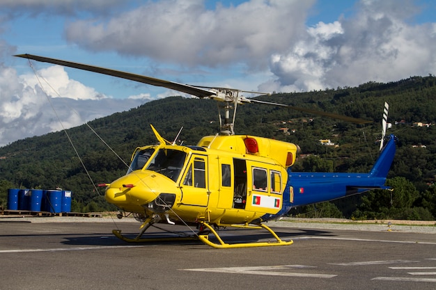 Bouchent La Vue D'un Hélicoptère De Pompier Garé. | Photo Premium