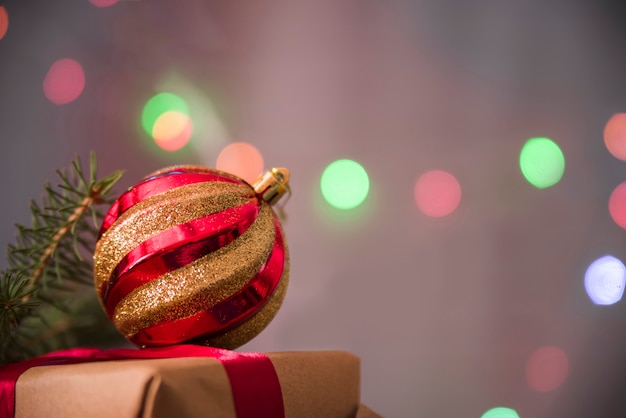 Boule De Noël Décorative Sur Une Boîte Cadeau Télécharger