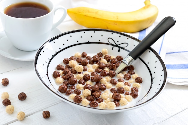 Boules De Chocolat Et De Lait Entiers Fruits The Et Lait Sur Une Surface En Bois Blanche Petit Dejeuner Sain Aux Cereales Petit Dejeuner Bebe Bebe Mange Regime Equilibre Photo Premium