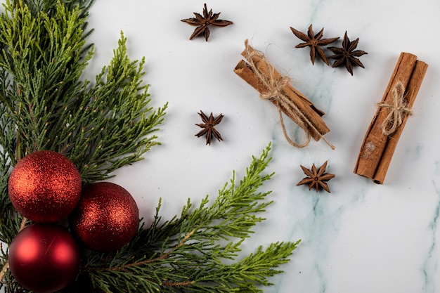 Boules De Sapin De Noël Rouge Sur Une Branche Verte Dans Le