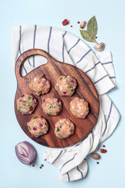 Boulettes De Viande De Poulet Hachee Sur Une Planche A Decouper