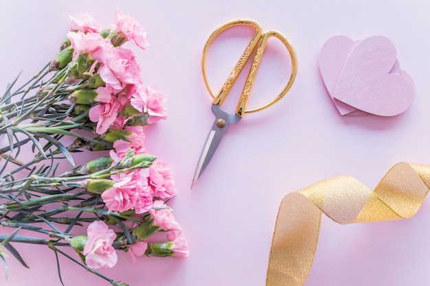 Bouquet De Fleurs Avec Des Coeurs De Papier Sur La Table