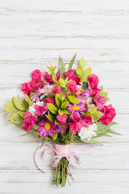 Bouquet De Fleurs Colorées Attachées Avec Un Ruban Rose Sur