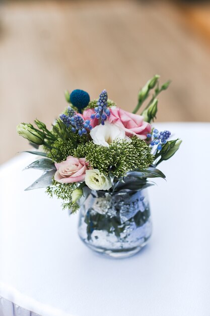 Bouquet De Fleurs Dans Un Vase Sur La Table Décoration De