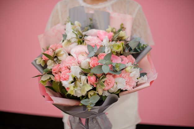 Bouquet De Fleurs Diverses En Papier Gris Et Rose