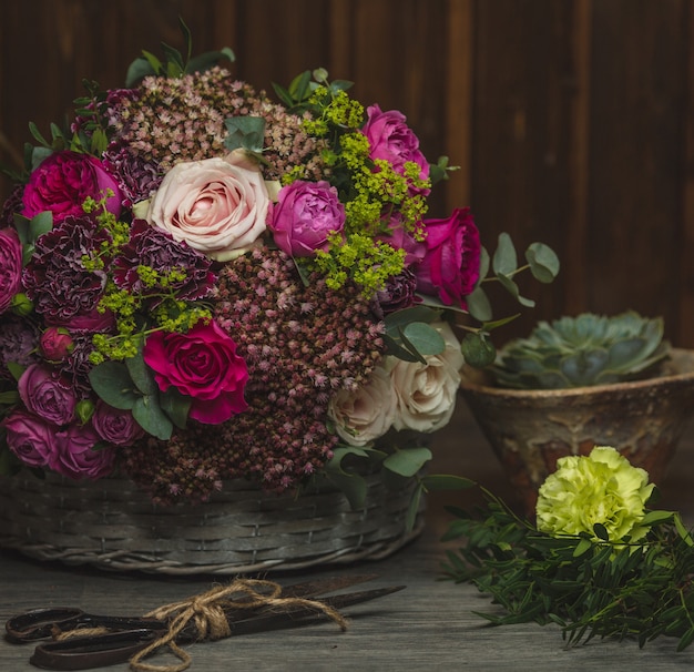 Un Bouquet De Fleurs Exotiques Et Rustiques Aux Couleurs