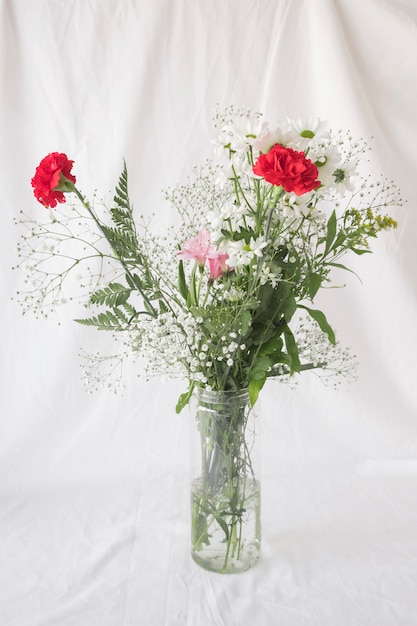  Bouquet  De Fleurs  Avec Des Feuilles Vertes Dans  Un  Vase  