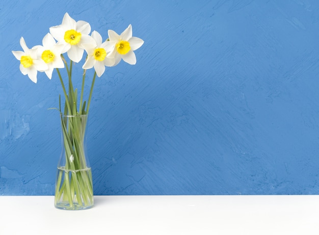 Bouquet De Fleurs Fraîches Jonquilles Avec Vase En Verre