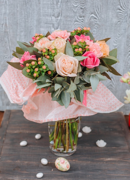 Bouquet De Fleurs Fraîches Sur La Table Télécharger Des