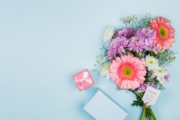 Bouquet De Fleurs Fraîches Avec Titre Sur Létiquette Près