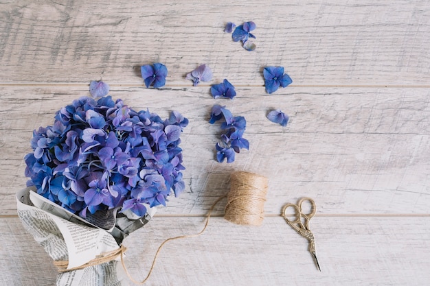 Bouquet De Fleurs Dhortensia Pourpre Enveloppé Dans Du