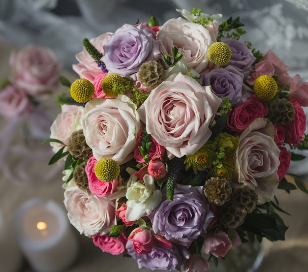 Bouquet De Fleurs De Mariage Et Bougie Enflammée