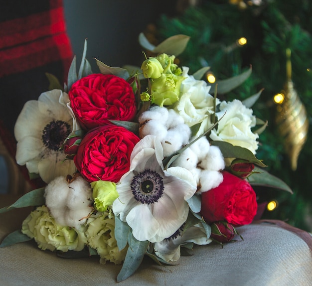 Un Bouquet De Fleurs Mélangées Sur Les Meubles