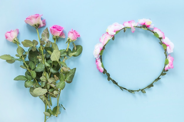 Bouquet De Fleurs Roses Avec Couronne Sur Fond Bleu