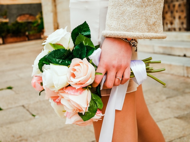 Bouquet De Fleurs Roses Dans Les Mains De La Mariée Hipster