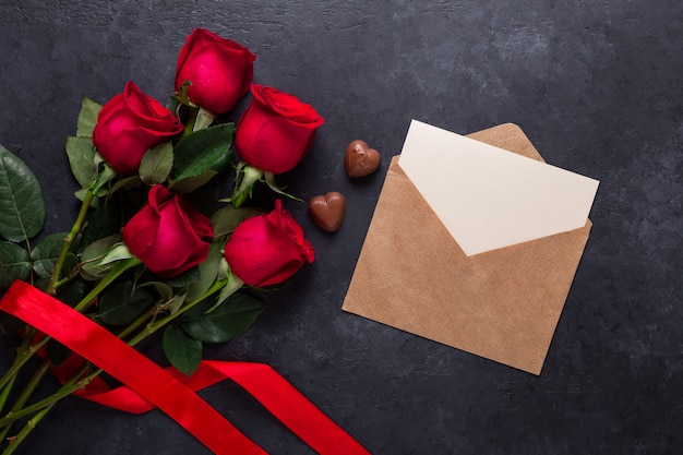 Bouquet De Fleurs Roses Rouges Enveloppe Bonbons Au