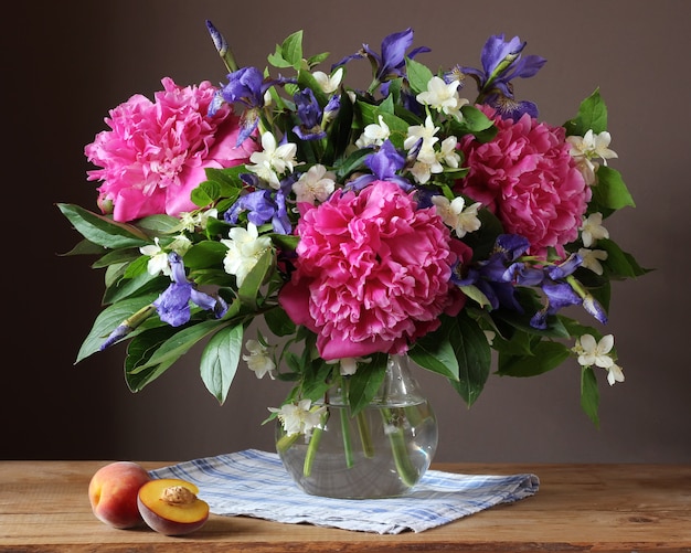  Bouquet  De Jardin De Pivoines D iris Et De Jasmin Dans  Un  