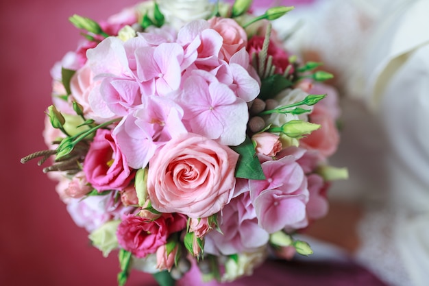 Bouquet De Mariage De Fleurs Y Compris Hypericum Rouge
