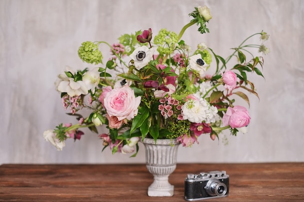 Bouquet De Mariée Automne De Fleurs Se Dresse Sur Une Vue De