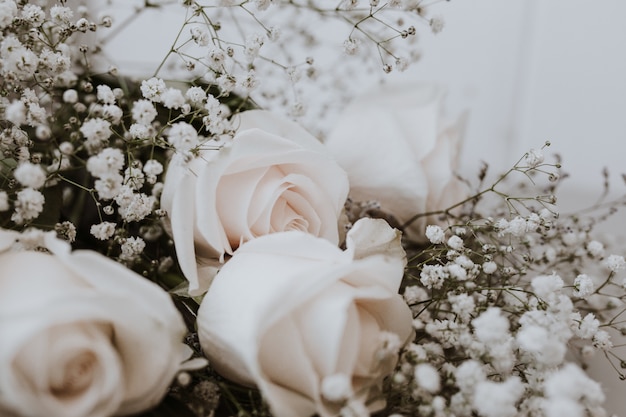 Bouquet De Mari e De Roses  Blanches  Avec Paniculata 