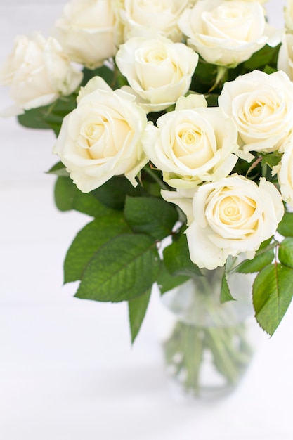 Bouquet De Roses  Blanches  Dans Un Vase Bouquet De Roses  