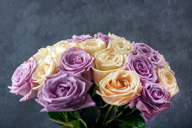 Bouquet De Roses Fraiches Blanches Et Violettes Incroyables En Papier Kraft Sur Fond Sombre Pour Carte