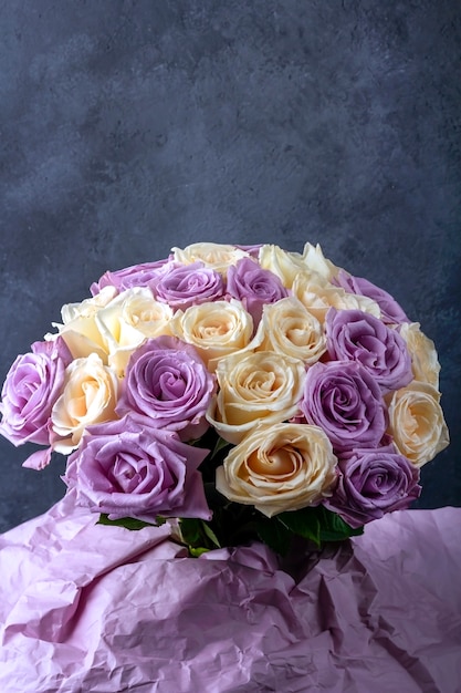 Bouquet De Roses Fraiches Blanches Et Violettes Incroyables En Papier Kraft Sur Une Surface Sombre Pour