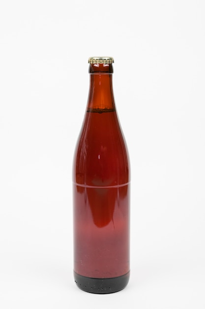 Bouteille de bière vue de face sur fond blanc Photo gratuit