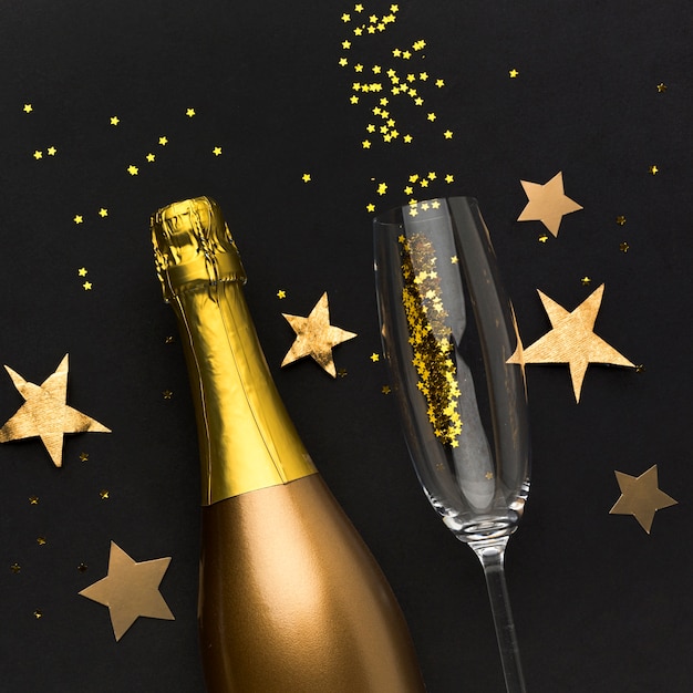 Bouteille De Champagne Avec Verre Et Confettis Photo Gratuite