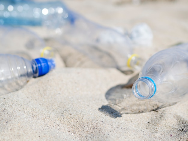 Bouteille Deau En Plastique Vide Sur Le Sable Télécharger