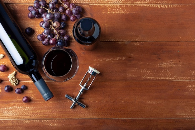 Bouteille de vin plat poser et verre avec tire-bouchon Photo gratuit