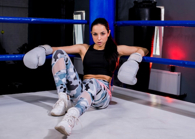 Boxer fille posant à la gym Photo gratuit