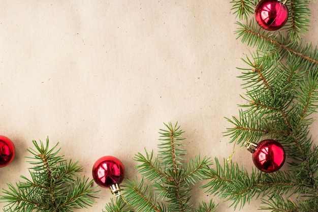 Branches De Sapin Décorées Avec Des Boules De Noël Rouges