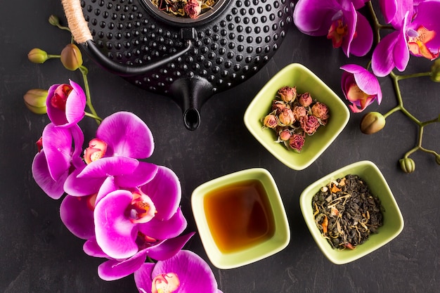 Brindille De Fleur Dorchidée Rose Fraîche Et Tisane Sur