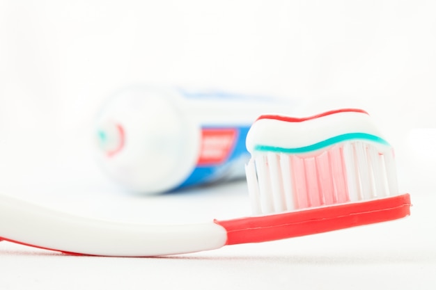 Brosse à Dents Rouge Avec Dentifrice | Photo Premium