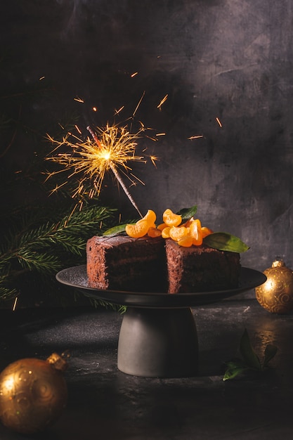 Bruler La Lumiere Du Bengale Sur Un Gateau Au Chocolat Photo Premium