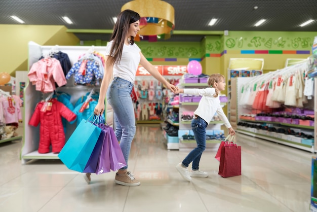 Brunette Et Jolie Fille Faire  Du  Shopping  Dans Le Grand 