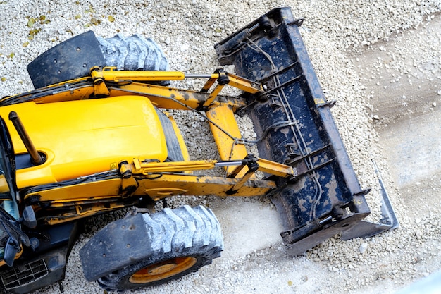 Bulldozer jaune, chargement de gravier pour la construction de routes Photo Premium