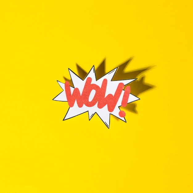Bulle de bulle comique avec texte d'expression wow avec ombre sur fond jaune Photo gratuit
