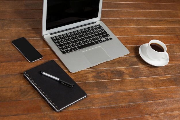 Bureau De Bureau Avec Un Ordinateur Portable Bloc Notes Et Tasse De Cafe Photo Gratuite