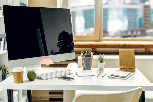 Bureau Ou Espace De Travail A Domicile Ecran D Ordinateur Avec Ecran Noir Sur La Table De Bureau Avec Des Fournitures Photo Premium