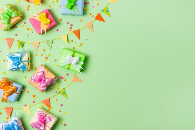 Cadeaux colorés vue de dessus sur table avec fond vert Photo gratuit