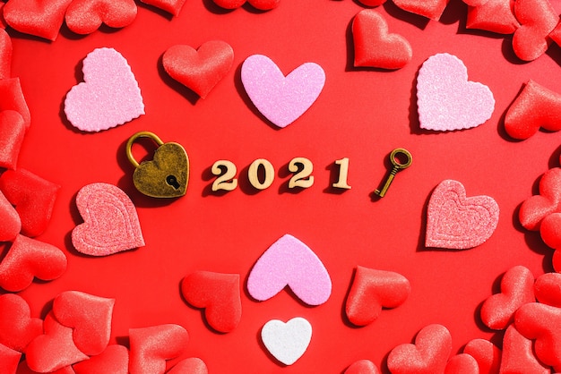 Cadenas D Amour Sur Fond Rouge Avec Des Coeurs Pour La Saint Valentin En 21 Photo Premium