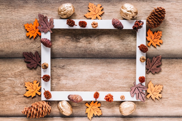 Cadre blanc avec des éléments d'automne Photo gratuit