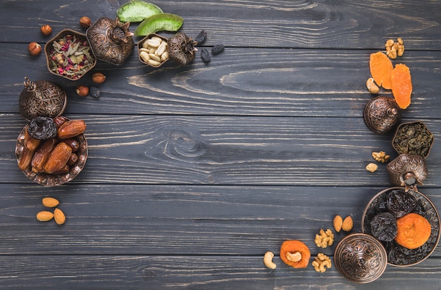 Cadre composé de différents fruits secs avec noix Photo gratuit