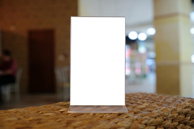 Cadre de menu debout sur une table en bois dans le café du restaurant bar. espace pour les promoteurs de marketing de texte Photo Premium