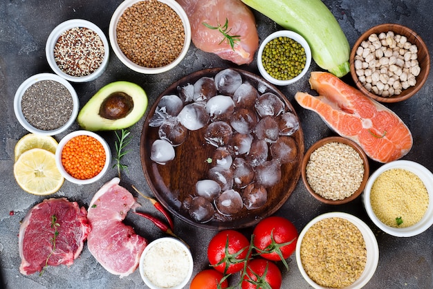 Cadre de la nourriture saine sélection de manger sainement incluant certaines protéines empêche Photo Premium